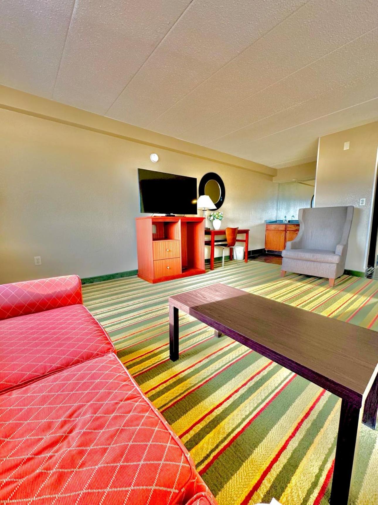 Super 8 By Wyndham Frederick Hotel Luaran gambar