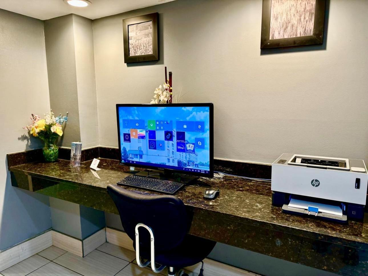 Super 8 By Wyndham Frederick Hotel Luaran gambar