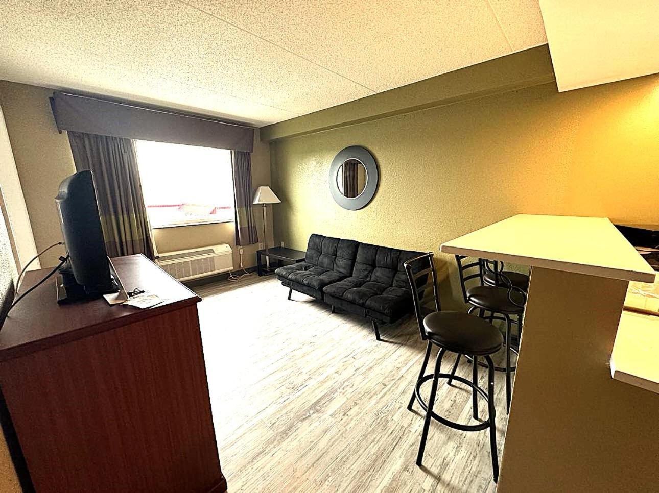 Super 8 By Wyndham Frederick Hotel Luaran gambar