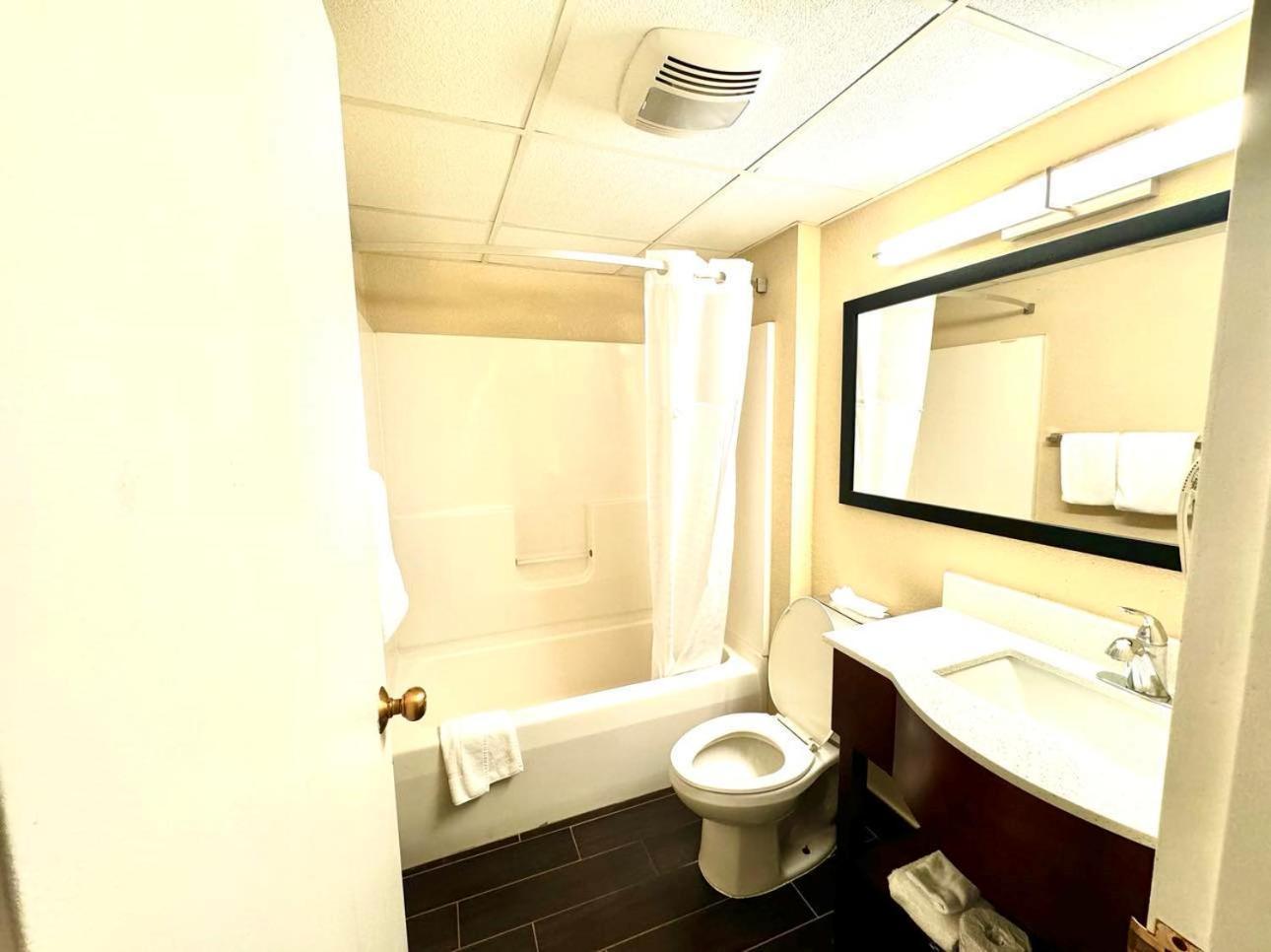 Super 8 By Wyndham Frederick Hotel Luaran gambar
