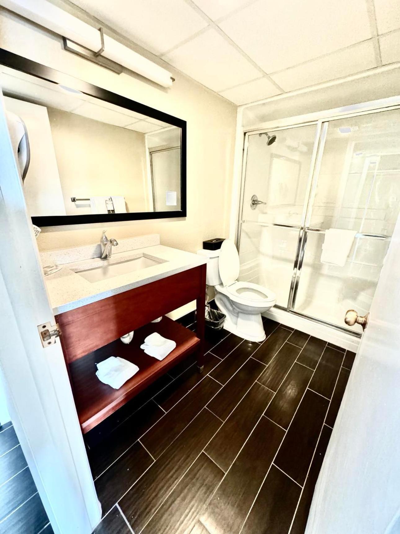 Super 8 By Wyndham Frederick Hotel Luaran gambar