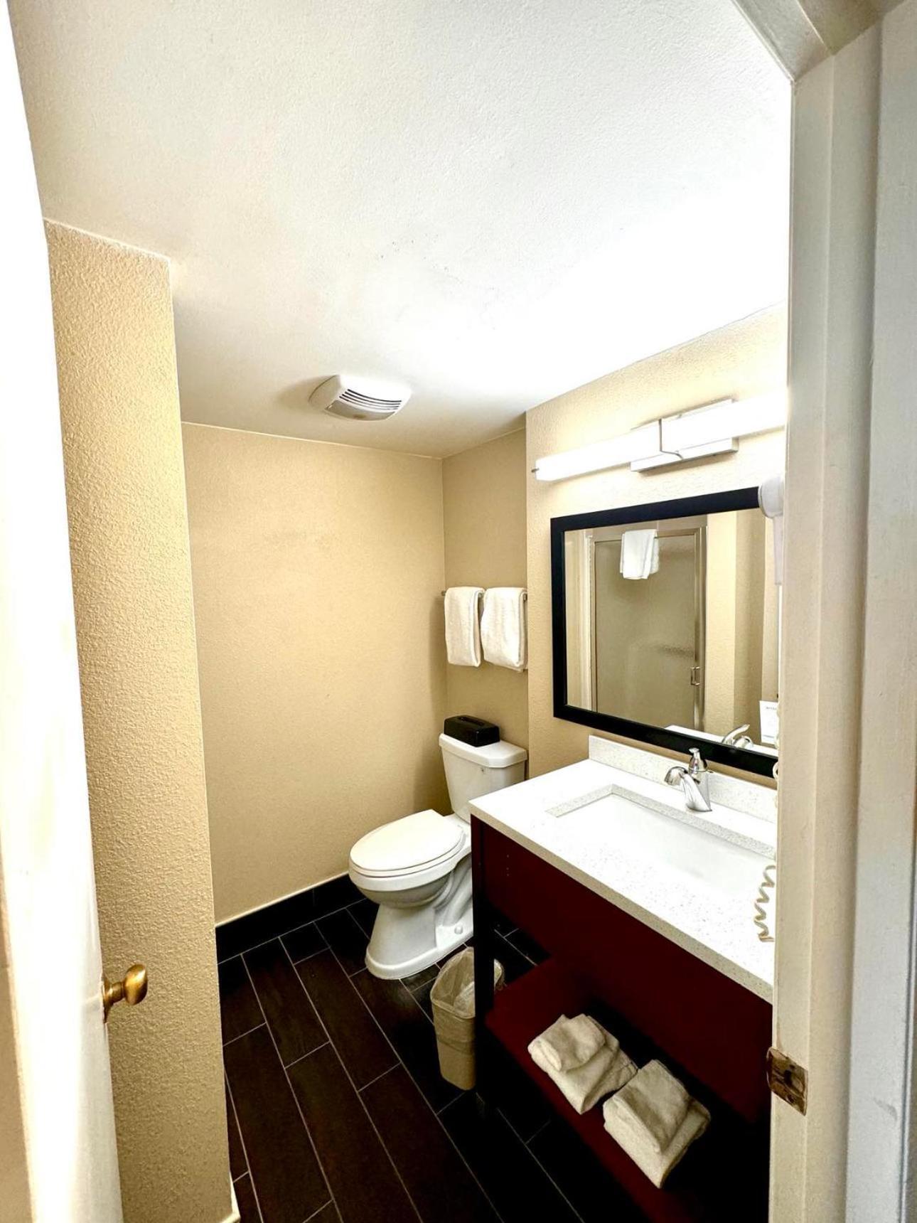 Super 8 By Wyndham Frederick Hotel Luaran gambar