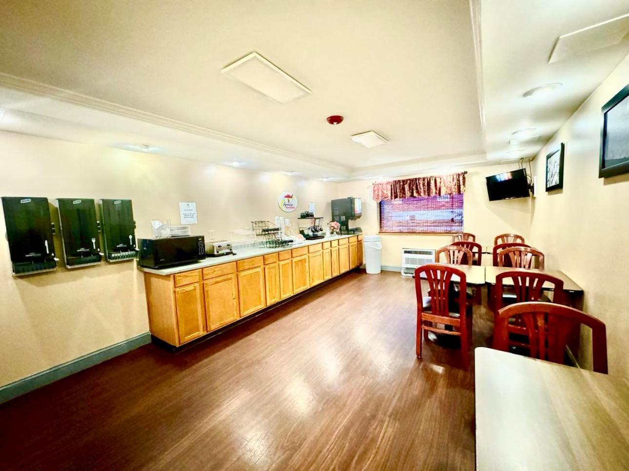 Super 8 By Wyndham Frederick Hotel Luaran gambar