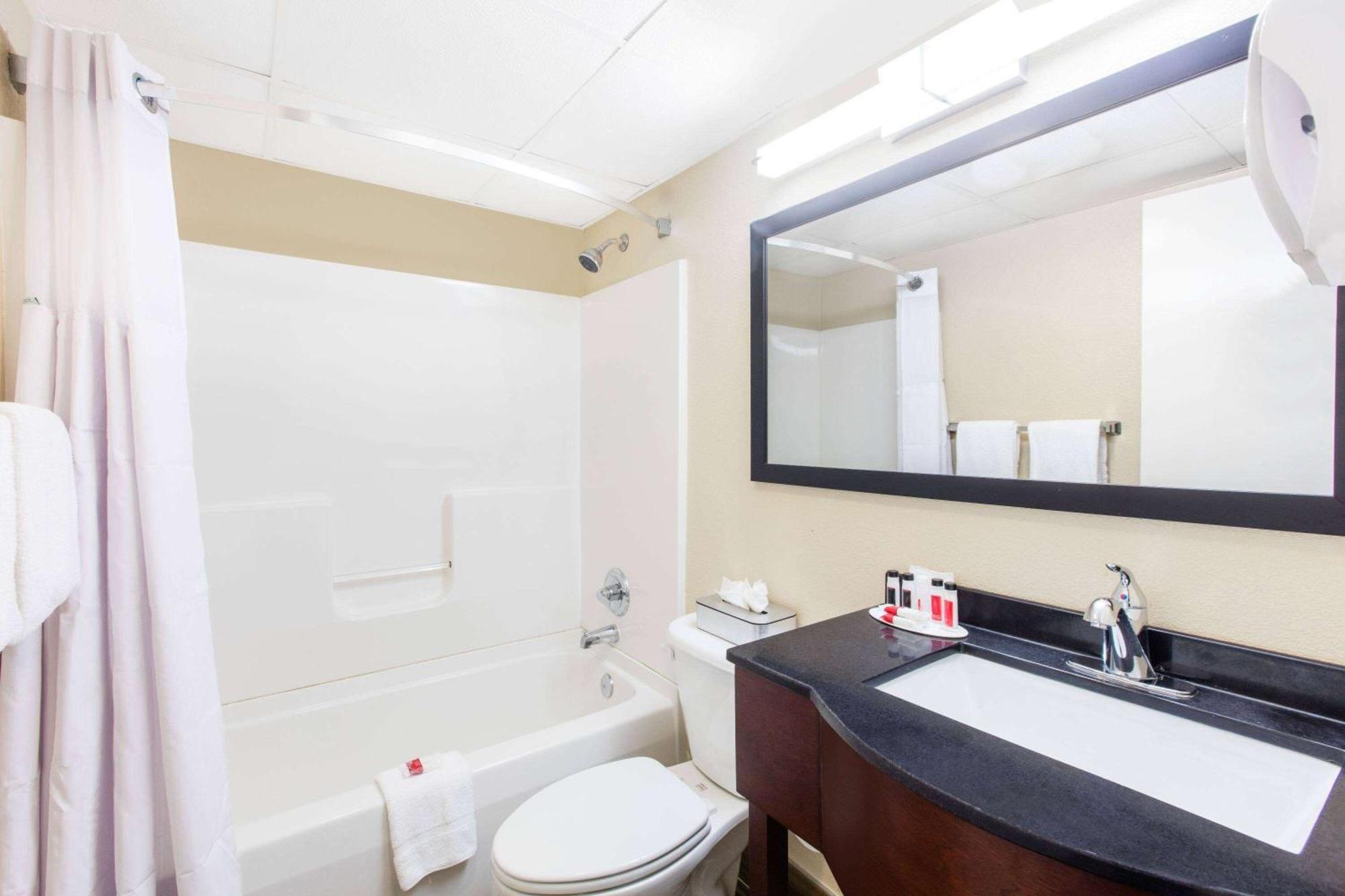 Super 8 By Wyndham Frederick Hotel Luaran gambar