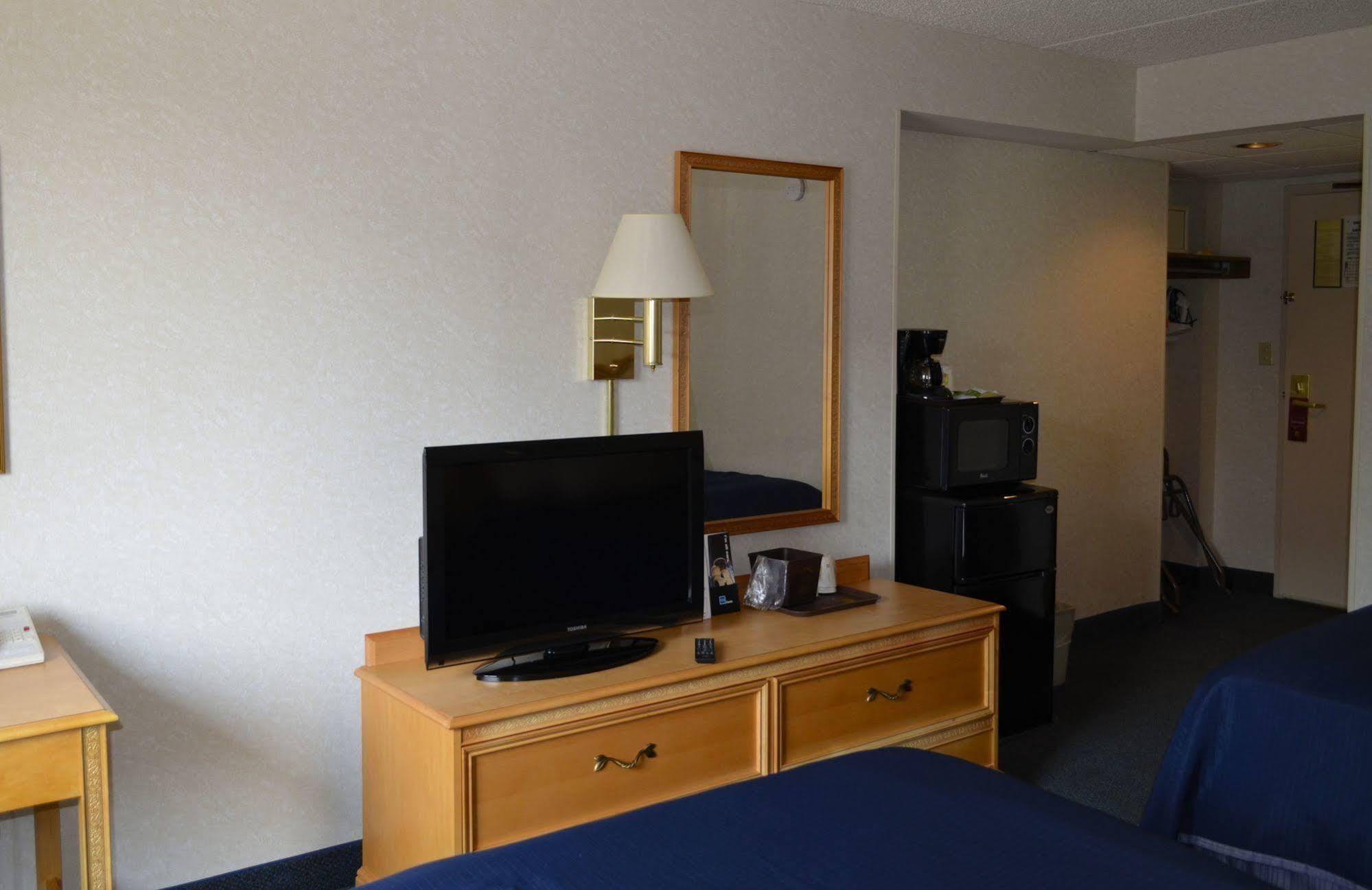 Super 8 By Wyndham Frederick Hotel Luaran gambar