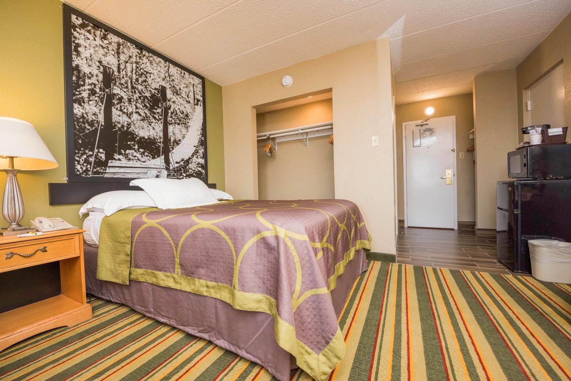 Super 8 By Wyndham Frederick Hotel Luaran gambar