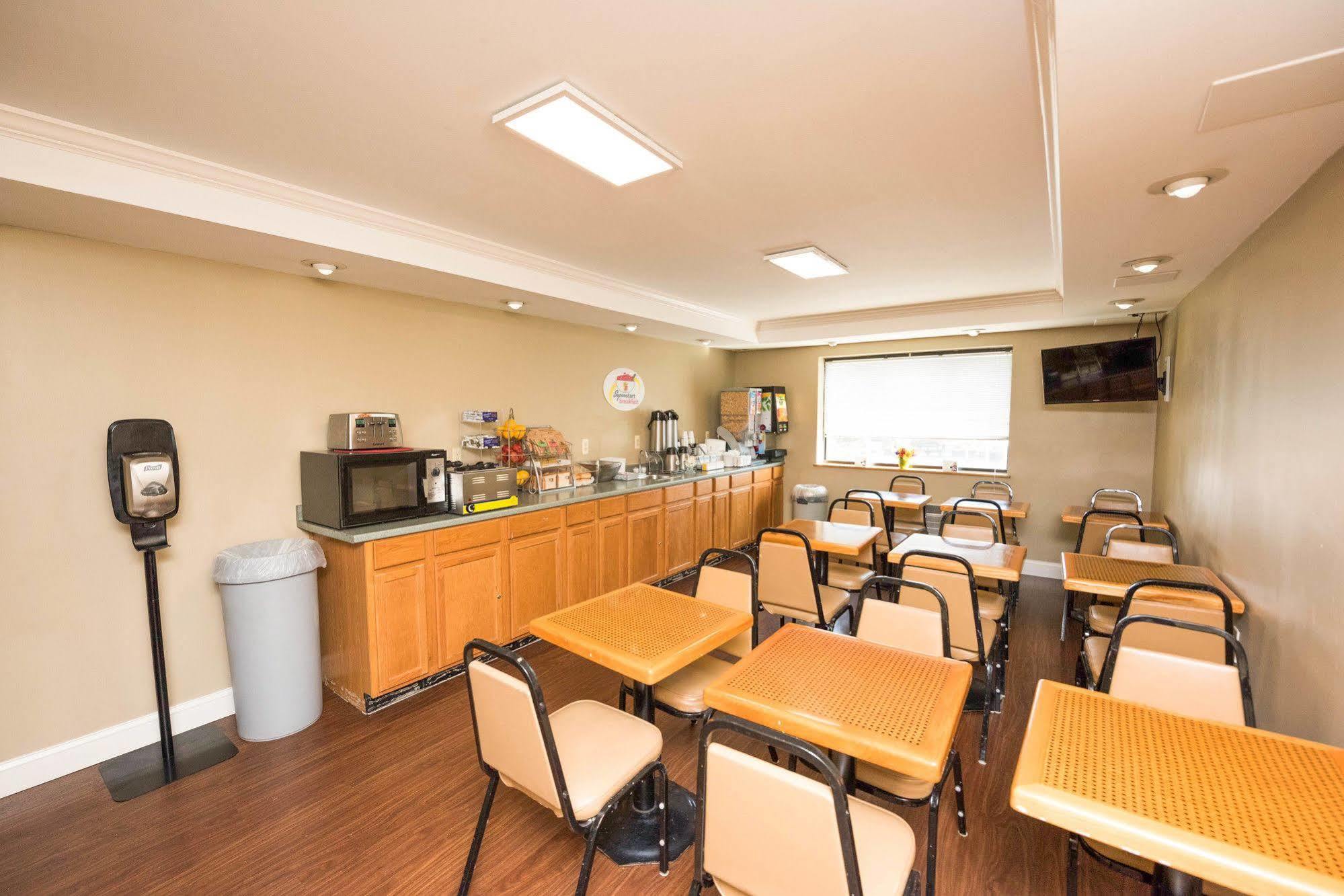 Super 8 By Wyndham Frederick Hotel Luaran gambar